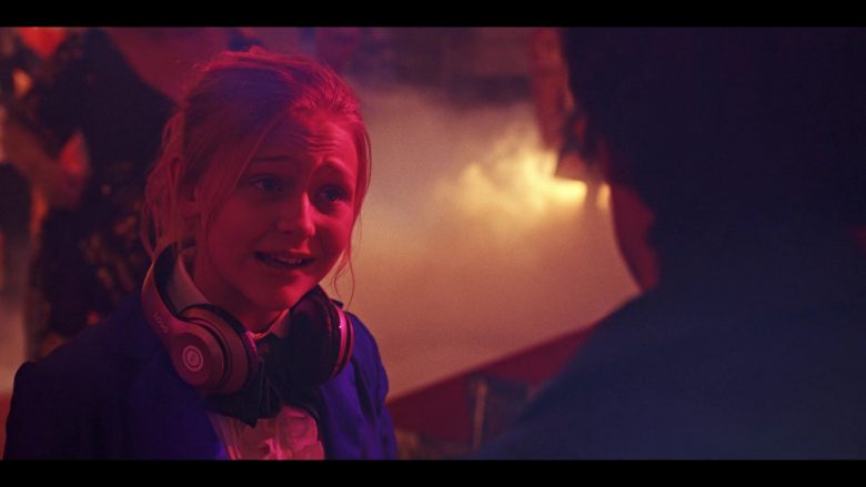 iJoy Headphones Used by Alyvia Alyn Lind as Angelica Green in Daybreak Season 1 Episode 5 (3)