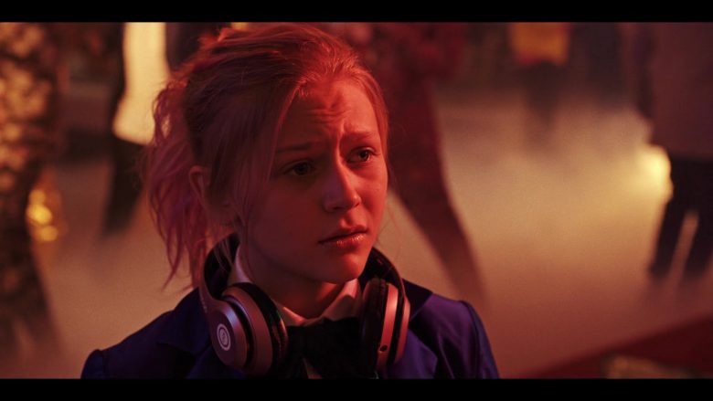 iJoy Headphones Used by Alyvia Alyn Lind as Angelica Green in Daybreak Season 1 Episode 5 (5)