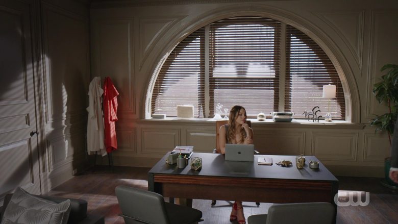 Apple MacBook Laptop Used by Elizabeth Gillies as Fallon Carrington in Dynasty Season 3 Episode 6 (3)