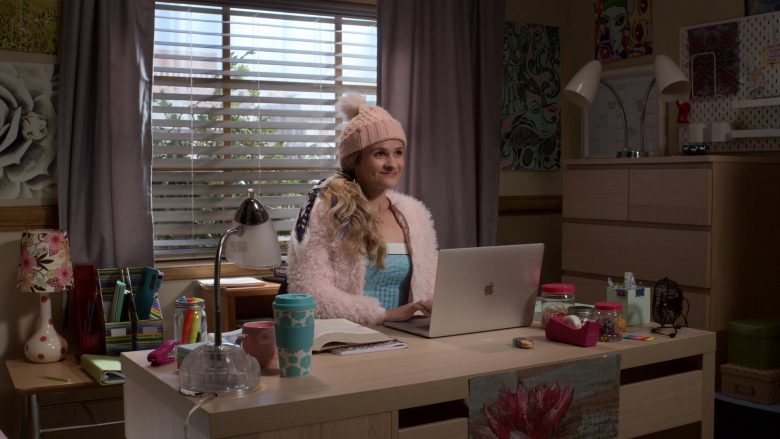Apple MacBook Laptop Used by Jenna Boyd as Paige Hardaway in Atypical Season 3 Episode 6