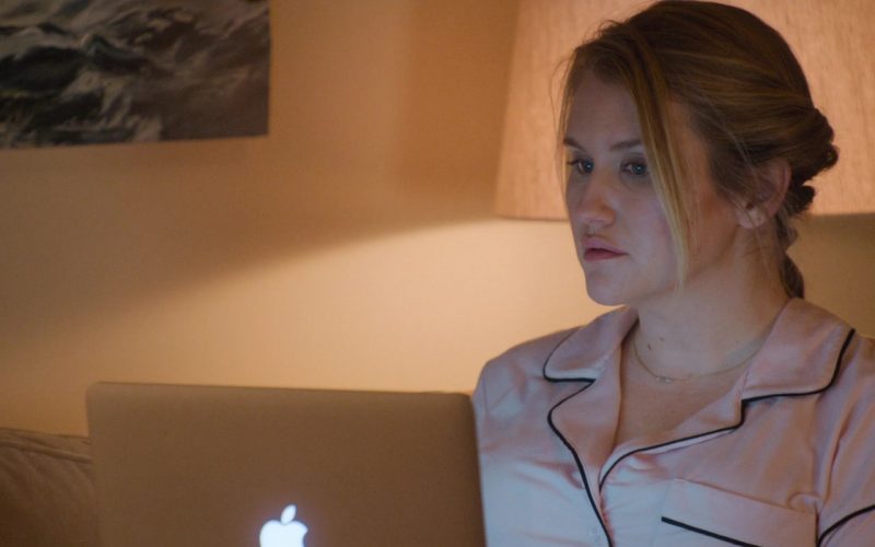 Apple MacBook Laptop Used by Jillian Bell in Brittany Runs a Marathon (4)