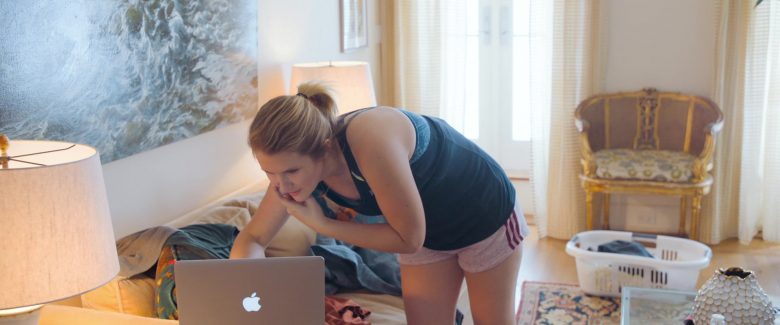 Apple MacBook Laptop Used by Jillian Bell in Brittany Runs a Marathon (7)