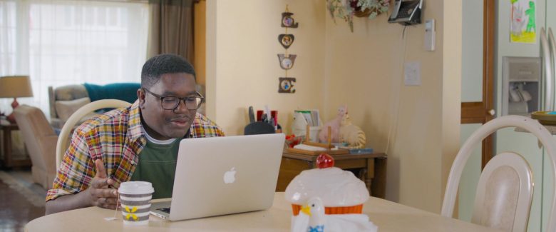 Apple MacBook Laptop Used by Lil Rel Howery in Brittany Runs a Marathon (1)