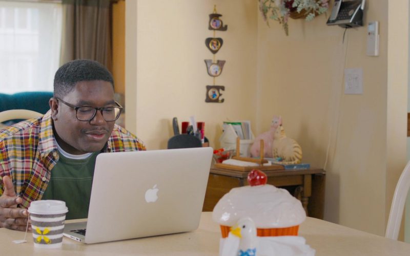 Apple MacBook Laptop Used by Lil Rel Howery in Brittany Runs a Marathon (1)