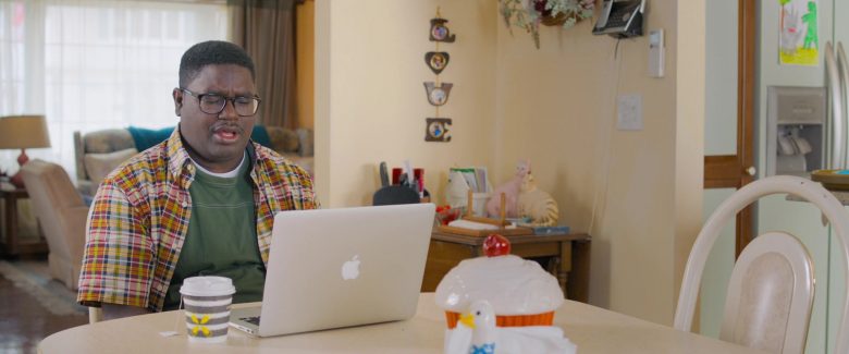 Apple MacBook Laptop Used by Lil Rel Howery in Brittany Runs a Marathon (2)
