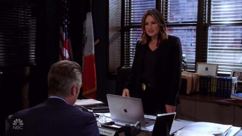 Apple MacBook Laptop Used by Mariska Hargitay as Olivia Benson in Law & Order Special Victims Unit Season 21 Episode 6 (1)