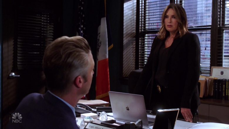 Apple MacBook Laptop Used by Mariska Hargitay as Olivia Benson in Law & Order Special Victims Unit Season 21 Episode 6 (2)
