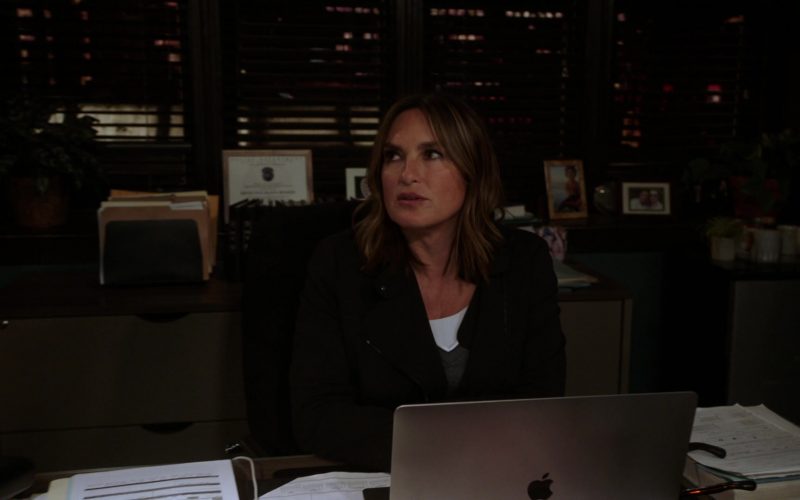 Apple MacBook Laptop Used by Mariska Hargitay in Law & Order Special Victims Unit Season 21 Episode 7 (1)