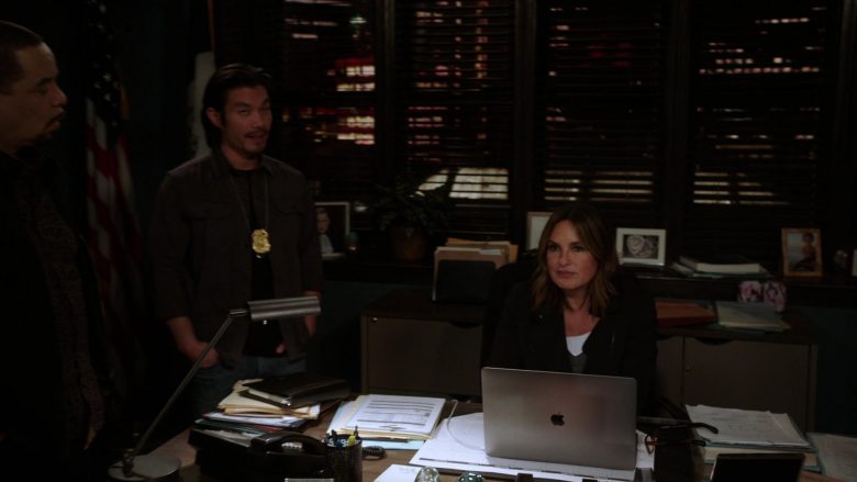 Apple MacBook Laptop Used by Mariska Hargitay in Law & Order Special Victims Unit Season 21 Episode 7 (2)
