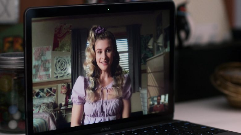 Apple MacBook Laptop in Atypical Season 3 Episode 4 Y.G.A.G.G.
