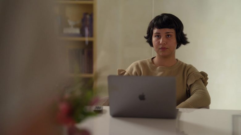 Apple MacBook Laptop in Dollface Season 1 Episode 4 Fun Friend (2019)