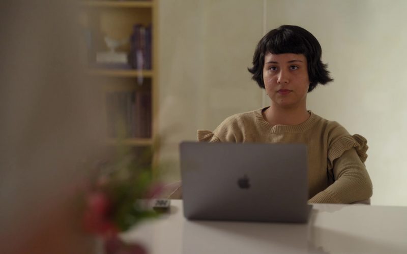 Apple MacBook Laptop in Dollface Season 1 Episode 4 Fun Friend (2019)