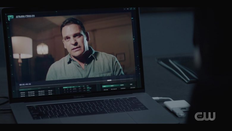 Apple MacBook Pro Laptop in Batwoman Season 1 Episode 6