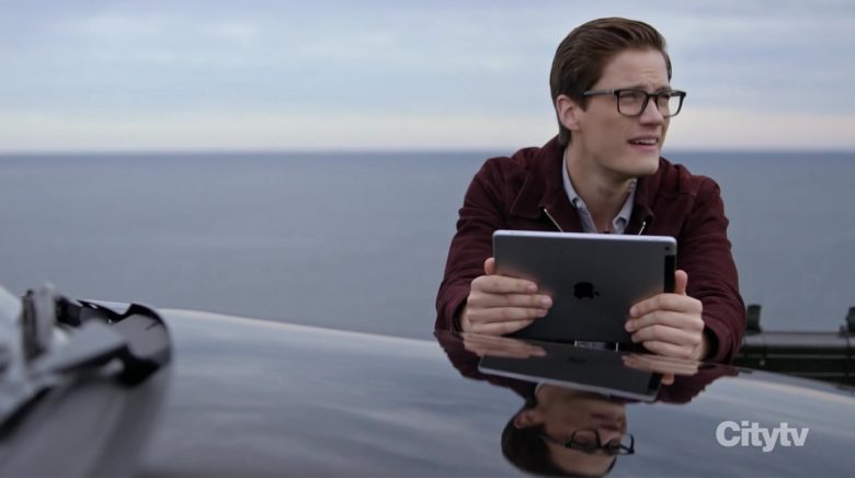 Apple iPad Tablet Used by Justin Kelly as IT Specialist Jesse Mills in Hudson & Rex Season 2 Episode 7 (1)