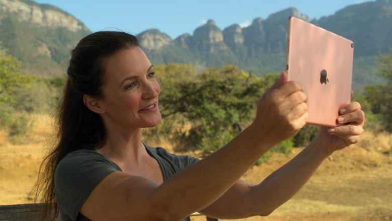 Apple iPad Tablet Used by Kristin Davis in Holiday In The Wild