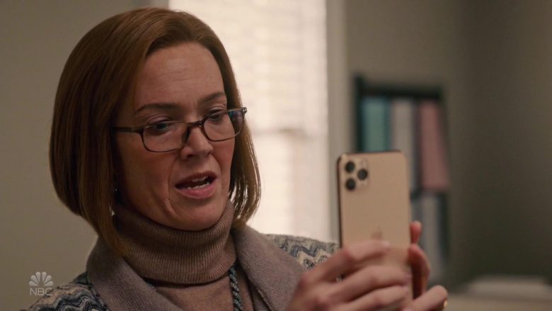 Apple iPhone 11 Pro Gold Smartphone Used by Mandy Moore as Rebecca Pearson in This Is Us Season 4 Episode 8 (3)