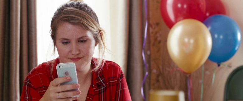 Apple iPhone Smartphone Used by Jillian Bell in Brittany Runs a Marathon (4)