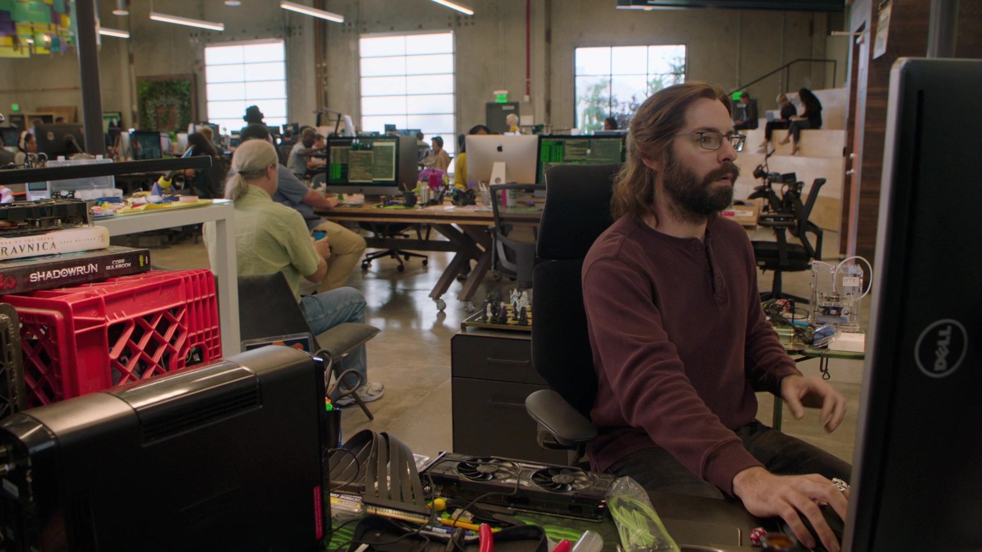 Dell-Widescreen-Monitors-Used-by-Martin-Starr-as-Bertram-Gilfoyle-in-Silicon-Valley-Season-6-Episode-4-2.jpg
