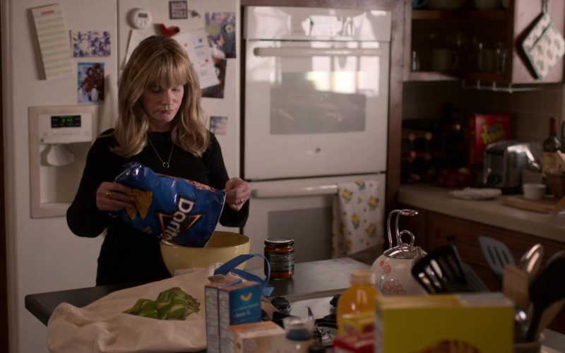 Doritos Chips Held by Jennifer Jason Leigh as Elsa Gardner in Atypical Season 3 Episode 3