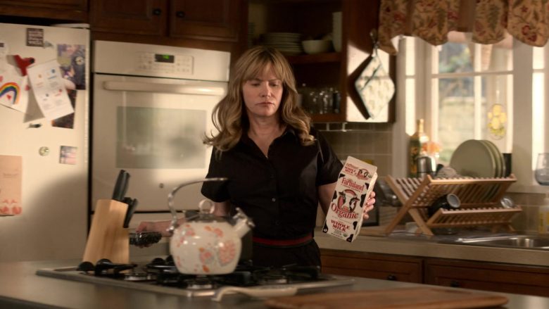 Farmland Milk Held by Jennifer Jason Leigh as Elsa Gardner in Atypical Season 3 Episode 5 (1)