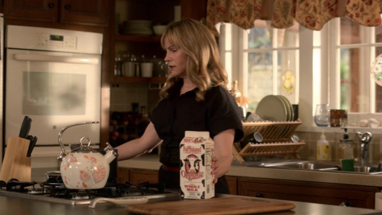 Farmland Milk Held by Jennifer Jason Leigh as Elsa Gardner in Atypical Season 3 Episode 5 (2)
