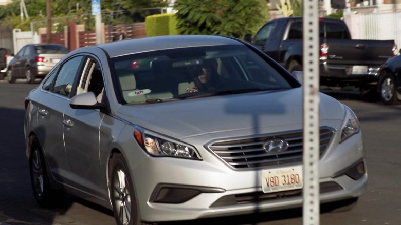 Lyft Cars in Shameless Season 10 Episode 2 (1)