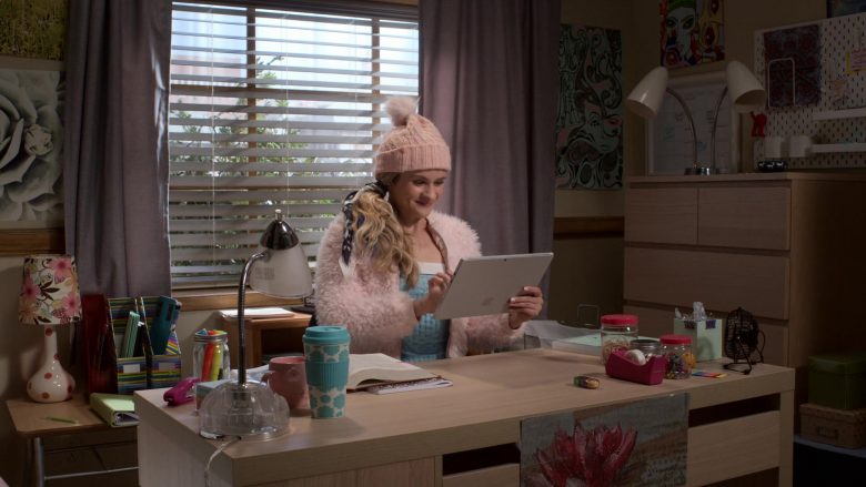 Microsoft Surface Tablet Used by Jenna Boyd as Paige Hardaway in Atypical Season 3 Episode 6