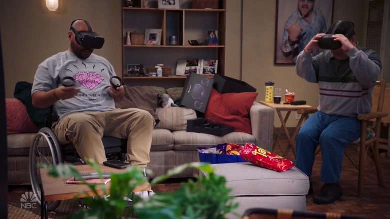 Oculus Quest Virtual Reality Headsets in Superstore Season 5 Episode 9 (2)