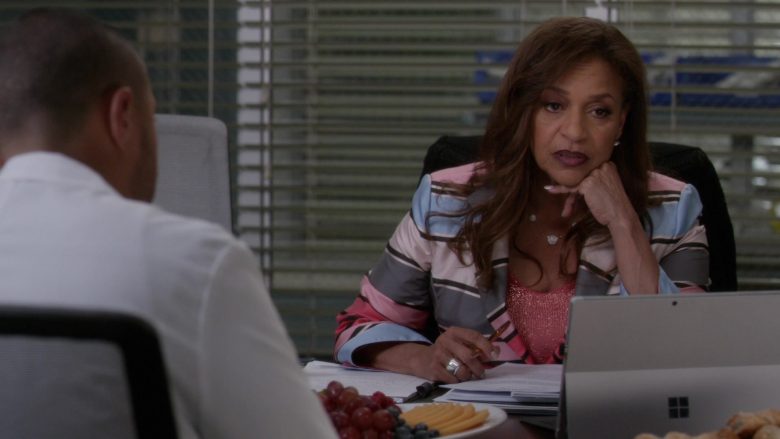 Surface Tablet by Microsoft in Grey's Anatomy Season 16 Episode 9 (2)