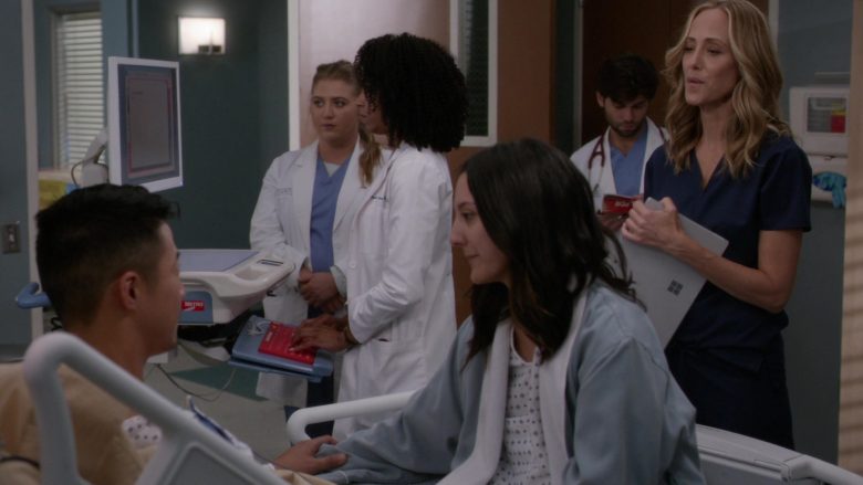 Surface Tablet by Microsoft in Grey's Anatomy Season 16 Episode 9 (3)