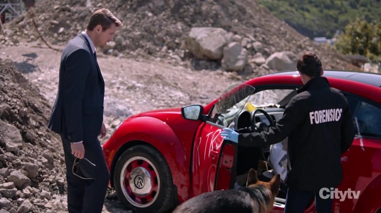 Volkswagen Beetle Red Car in Hudson & Rex Season 2 Episode 7 The Woods Have Eyes (2)