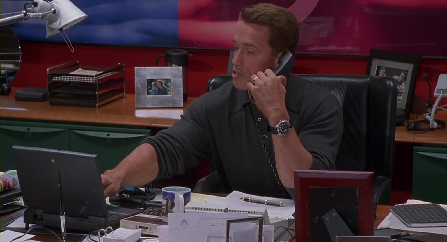 Apple Laptop Used By Arnold Schwarzenegger In Jingle All The Way (1996)