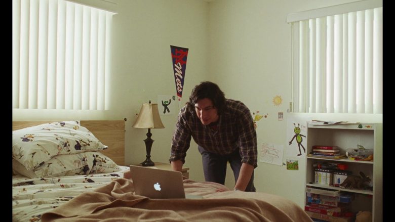 Apple MacBook Laptop Used by Adam Driver in Marriage Story (3)