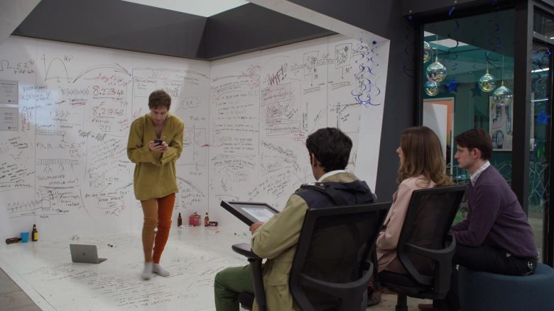 Apple MacBook Laptop Used by Thomas Middleditch as Richard Hendricks in Silicon Valley Season 6 Episode 7 (2)