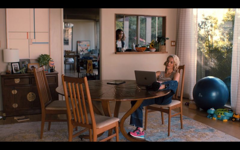 Apple MacBook Laptop and New Balance Shoes Worn by Leisha Hailey as Alice Pieszecki in The L Word Generation Q Se