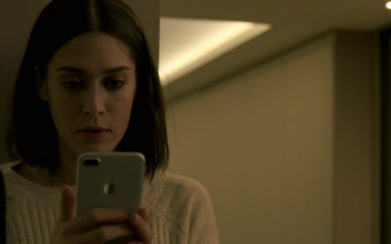 Apple iPhone Smartphone Held by Lizzy Caplan in Truth Be Told Season 1 Episode 5 Graveyard Love (1)
