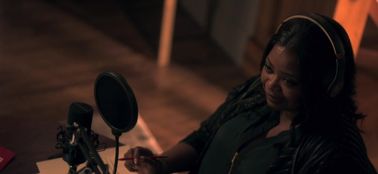 Beats Headphones Worn by Octavia Spencer as Poppy Parnell in Truth Be Told Season 1 Episode 6 No Buried, Planted (2)