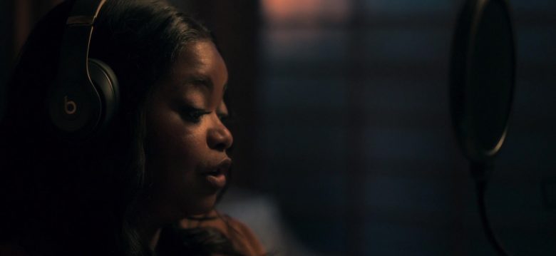 Beats Headphones Worn by Octavia Spencer as Poppy Parnell in Truth Be Told Season 1 Episode 6 No Buried, Planted (3)