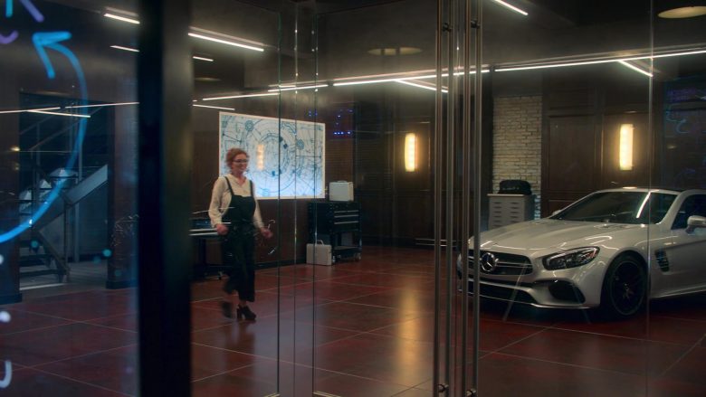 Mercedes-Benz Car in Runaways Season 3 Episode 6 Merry Meet Again (1)