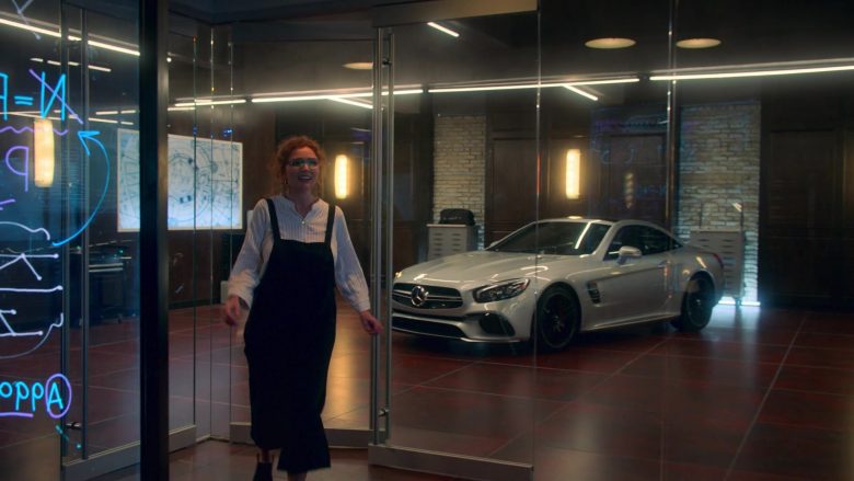 Mercedes-Benz Car in Runaways Season 3 Episode 6 Merry Meet Again (2)
