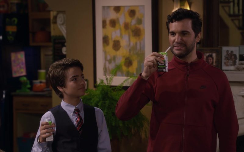 Minute Maid Juices in Fuller House Season 5 Episode 4 Moms' Night Out (2)