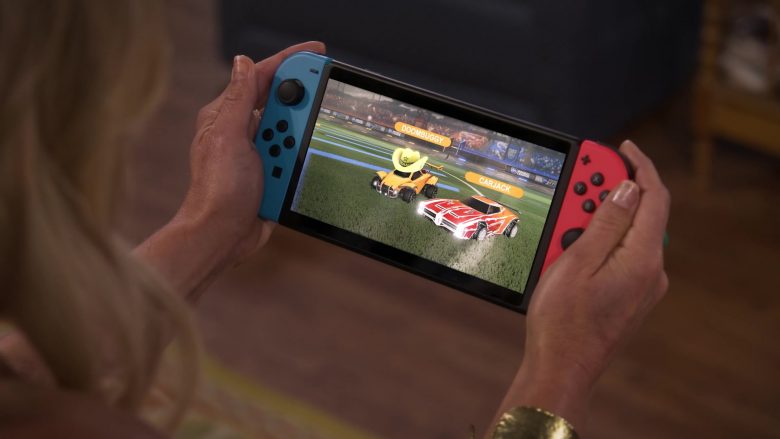 Nintendo Switch Console Held by Candace Cameron Bure as D.J. Tanner-Fuller in Fuller House Season 5 Episode 5 (2)