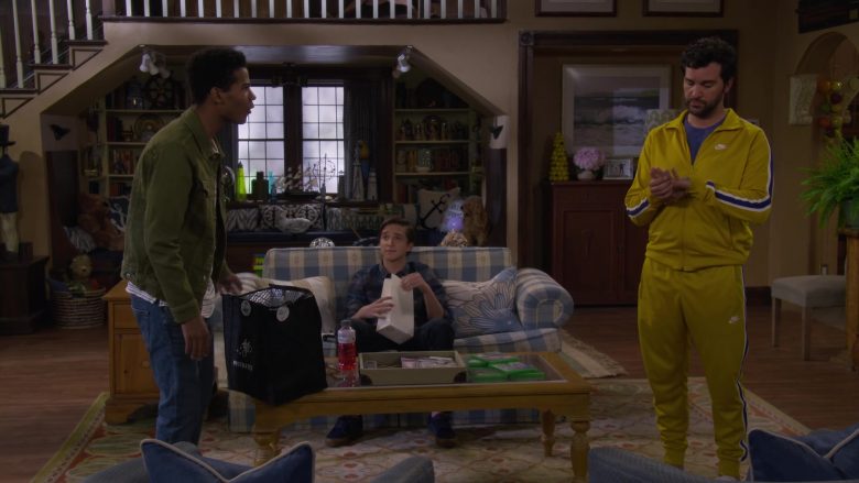 Postmates Bag in Fuller House Season 5 Episode 2 Hale's Kitchen (1)