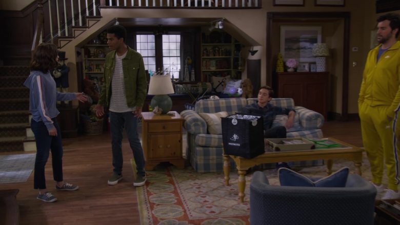 Postmates Bag in Fuller House Season 5 Episode 2 Hale's Kitchen (2)