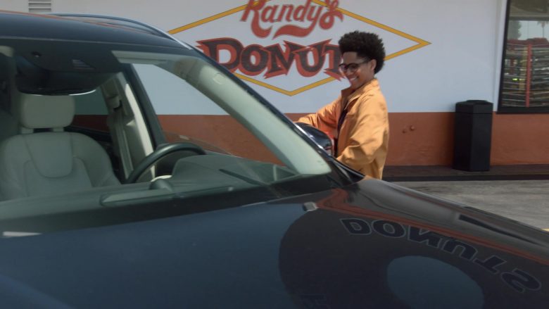 Randy's Donuts Donut Shop in Runaways Season 3 Episode 4 Rite of Thunder (4)
