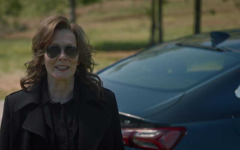 Ray-Ban Women's Aviator Sunglasses Worn by Jean Smart as Agent Blake in Watchmen Season 1 Episode 7