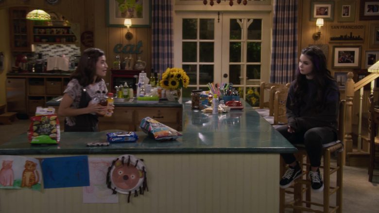 Ritz Crisp Thins and Oreo Cookies in Fuller House Season 5 Episode 4