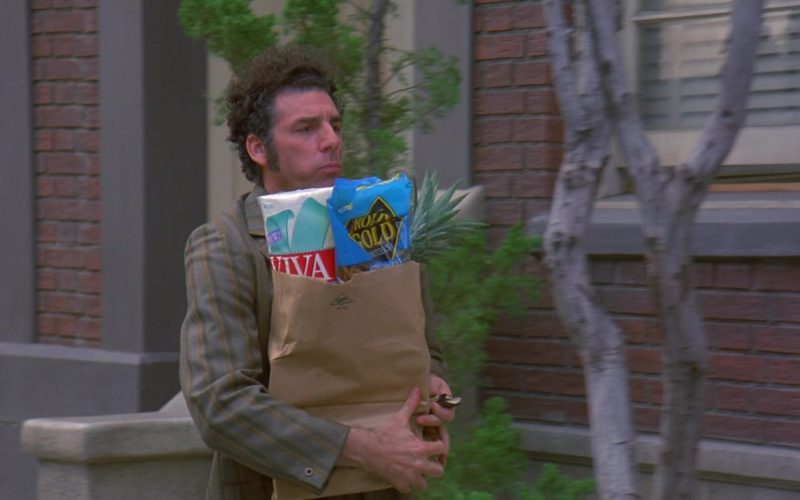 Rold Gold Pretzels Held by Michael Richards as Cosmo Kramer in Seinfeld Season 7 Episode 14-15 The Cadillac (1)
