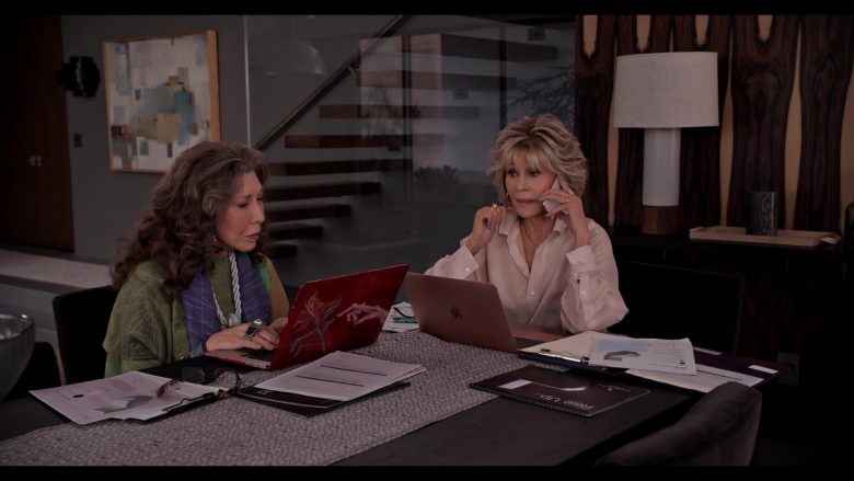 Apple MacBook Laptop Computer Used by Jane Fonda in Grace and Frankie Season 6 Episode 9 The One-At-A-Timing (1)
