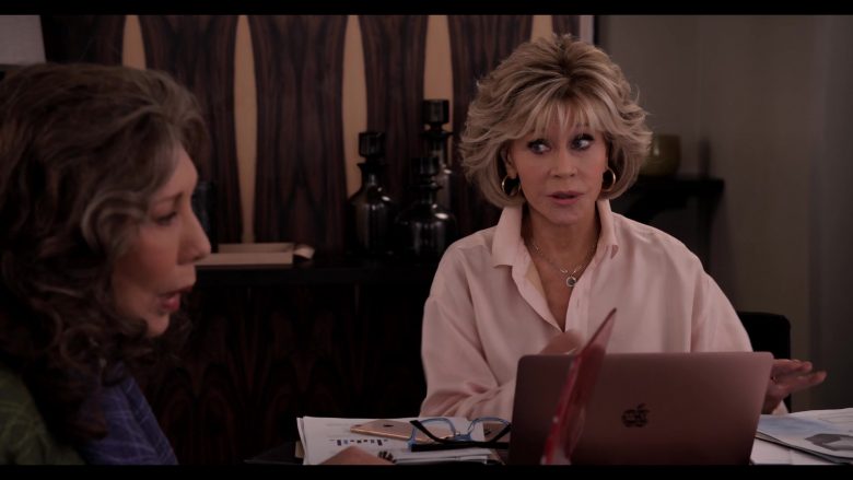 Apple MacBook Laptop Computer Used by Jane Fonda in Grace and Frankie Season 6 Episode 9 The One-At-A-Timing (2)